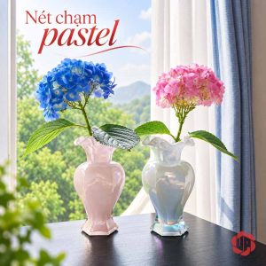 Cặp lọ xanh hồng bên cửa sổ với hoa xanh và hồng – lọ hoa thủy tinh pastel UPT14