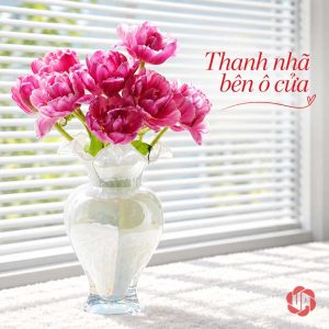 Lọ hoa trắng cắm hoa hồng trên nền rèm sáng – lọ hoa thủy tinh pastel UPT14