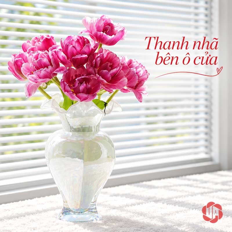 Lọ Hoa Thủy Tinh Pastel Nghệ Thuật Trang Trí Phòng Khách UPT14 Lọ hoa trắng cắm hoa hồng trên nền rèm sáng – lọ hoa thủy tinh pastel UPT14