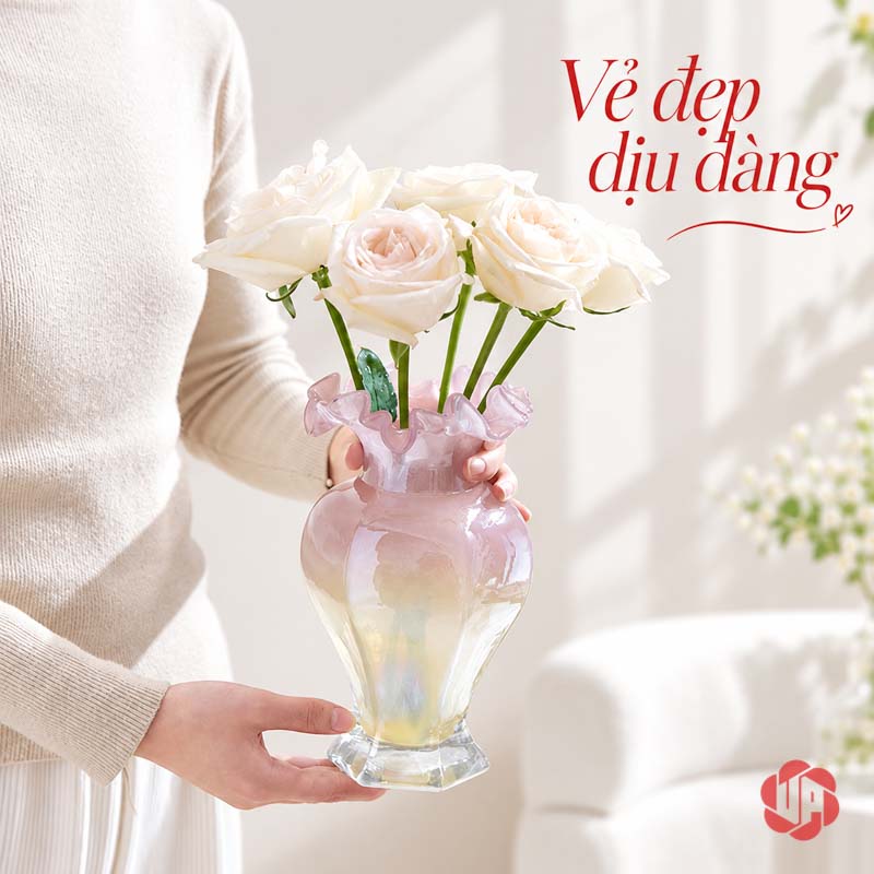 Lọ Hoa Thủy Tinh Pastel Nghệ Thuật Trang Trí Phòng Khách UPT14 Lọ hoa hồng ánh vàng cắm tulip trắng trên tay – lọ hoa thủy tinh pastel UPT14