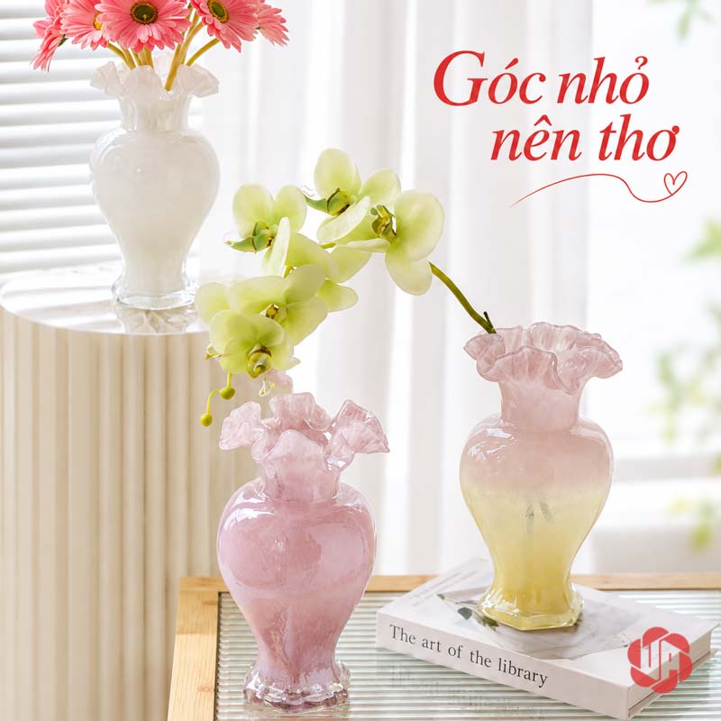 Lọ Hoa Thủy Tinh Pastel Nghệ Thuật Trang Trí Phòng Khách UPT14 Ba bình hoa pastel đặt cạnh bàn trang trí – lọ hoa thủy tinh pastel UPT14