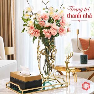 Lọ hoa thủy tinh dáng cao cắm hoa hồng trang trí phòng khách