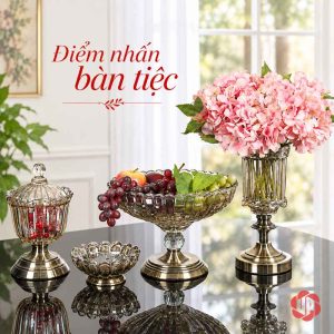 Lọ hoa thủy tinh chân kim loại trên bàn tiệc cùng hoa màu hồng