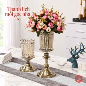 Hai lọ hoa thủy tinh chân đồng cổ điển cao thấp trên bàn đá