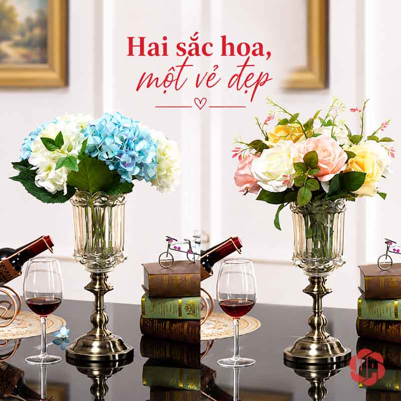 Lọ Hoa Thủy Tinh Tân Cổ Điển Chân Ánh Kim UPT11 Hai lọ thủy tinh có chân đế ánh đồng với hoa xanh và hồng