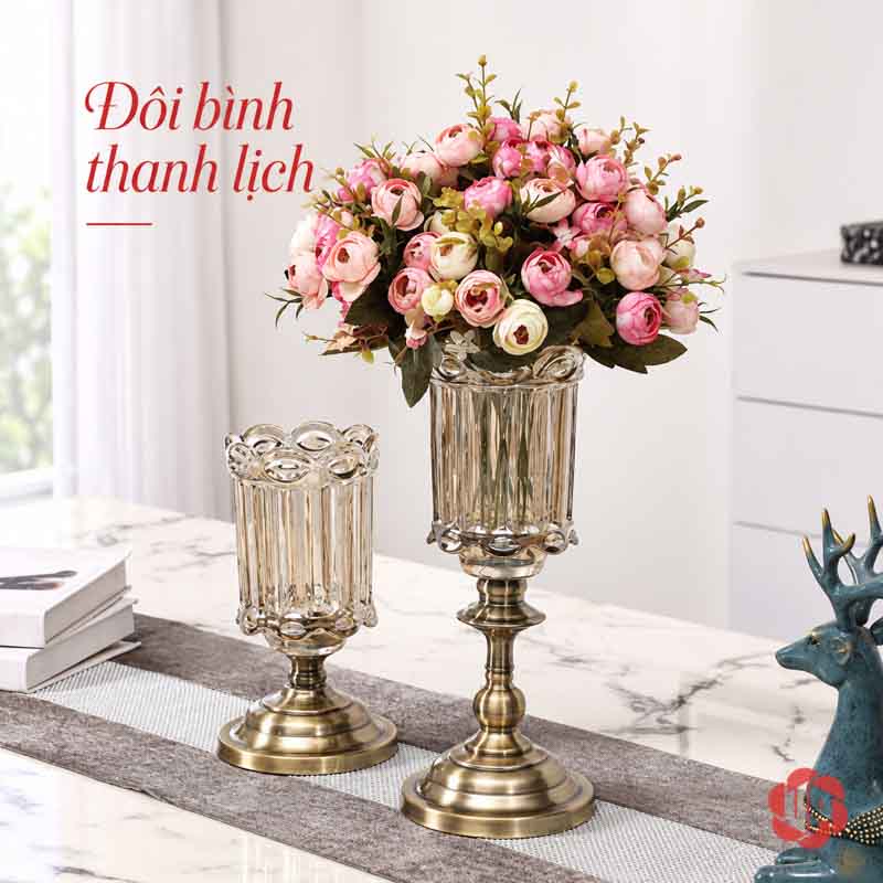 Lọ Hoa Thủy Tinh Tân Cổ Điển Chân Ánh Kim UPT11 Hai lọ thủy tinh chân ánh kim trong không gian nội thất sáng