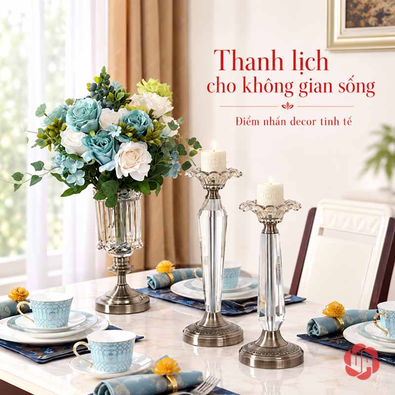Lọ Hoa Thủy Tinh Tân Cổ Điển Chân Ánh Kim UPT11 Lọ hoa thủy tinh với hoa xanh trên bàn ăn cạnh chân nến