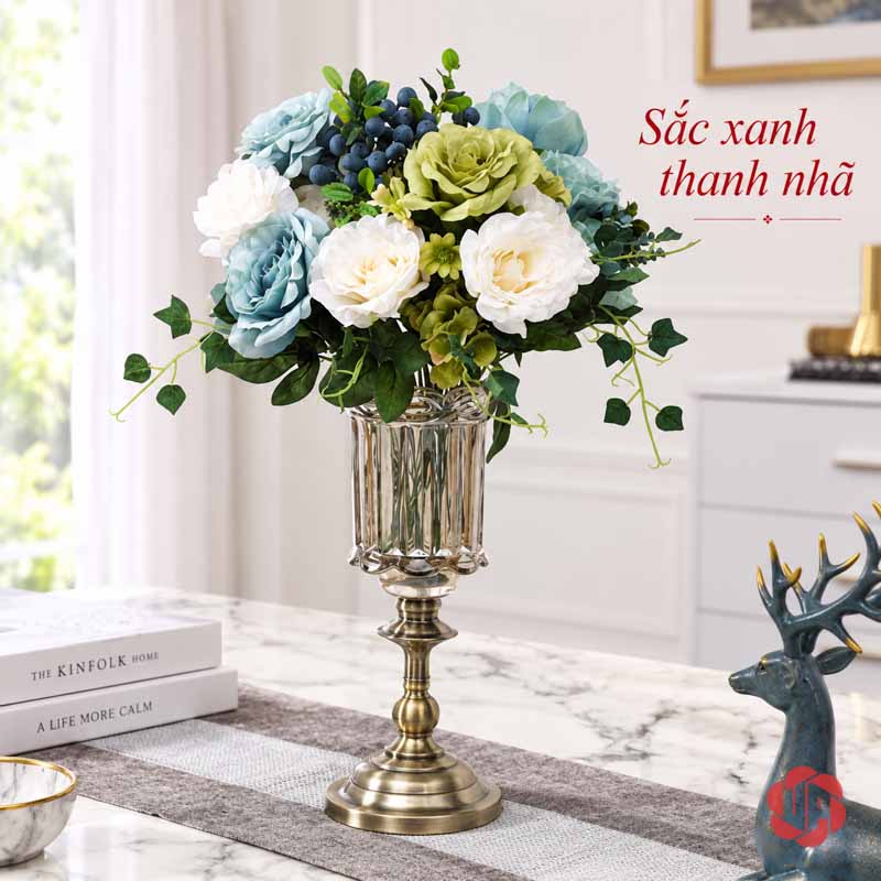 Lọ Hoa Thủy Tinh Tân Cổ Điển Chân Ánh Kim UPT11 Lọ hoa chân đồng cắm hoa xanh và trắng cạnh sách trang trí