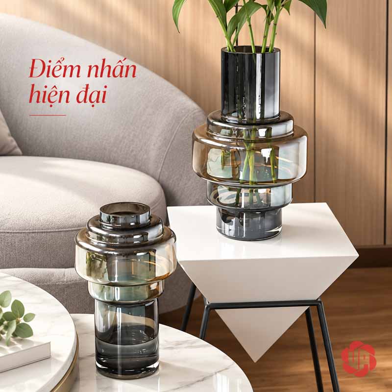 Lọ Hoa Thủy Tinh Màu Khói Hổ Phách Hình Khối Hiện Đại UPT06 Hai lọ thủy tinh màu khói dáng xếp tầng đặt trên bàn và kệ cạnh sofa