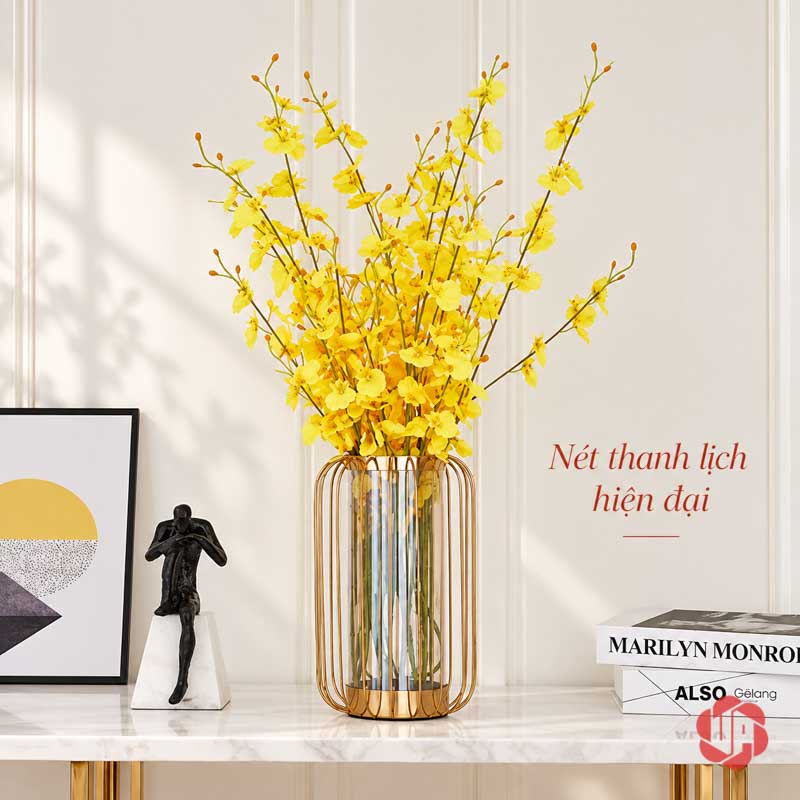 Lọ Hoa Thủy Tinh Cắm Hoa Khung Vàng Hiện Đại UPT07 Lọ thủy tinh khung vàng cắm hoa vàng trong phòng khách nội thất sáng