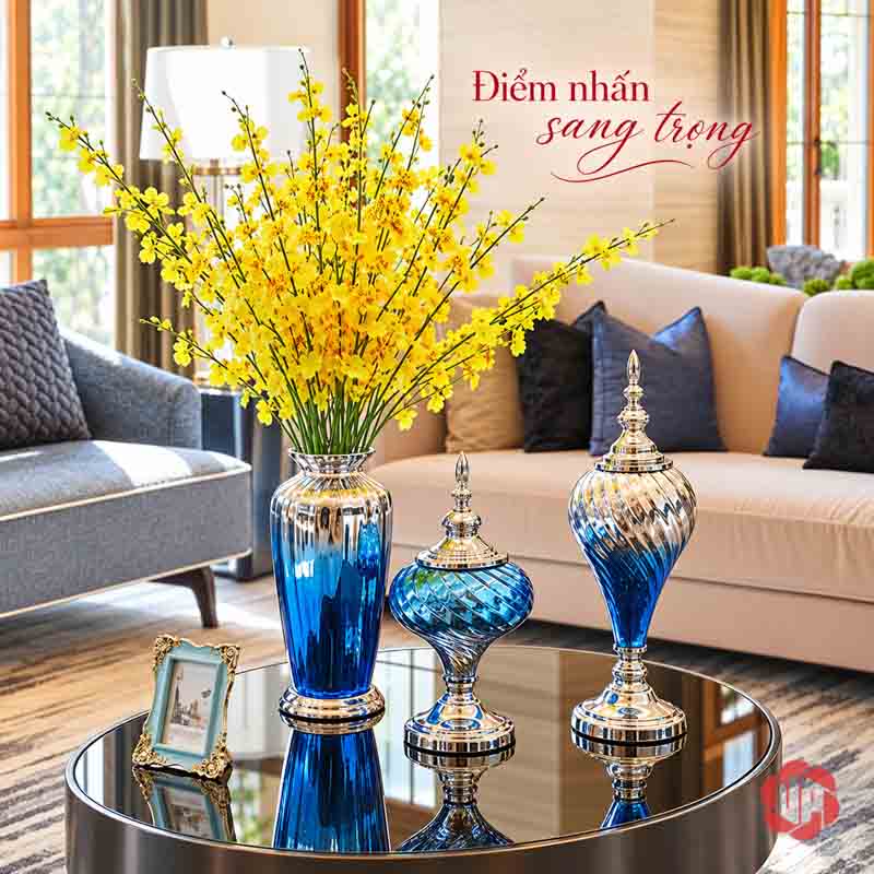 Bộ Lọ Hoa Thủy Tinh Xanh Bạc Tân Cổ Điển UPT09 Ba lọ hoa trang trí thủy tinh xanh với nắp và chân màu bạc