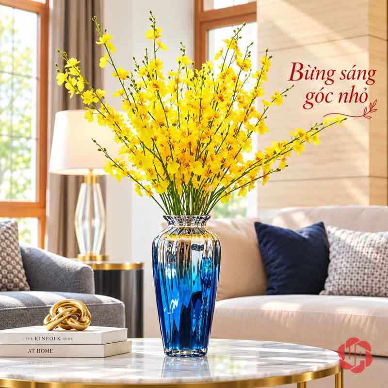 Bộ Lọ Hoa Thủy Tinh Xanh Bạc Tân Cổ Điển UPT09 Lọ thủy tinh dáng cao màu xanh cắm cành hoa vàng bên ghế sofa
