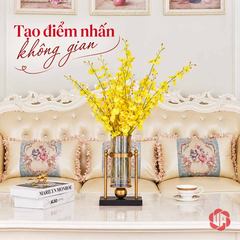 Lọ Hoa Thủy Tinh Cao Cấp Khung Vàng Hiện Đại UPT08 Lọ thủy tinh trong suốt đặt trong giá đỡ kim loại vàng và đế đen