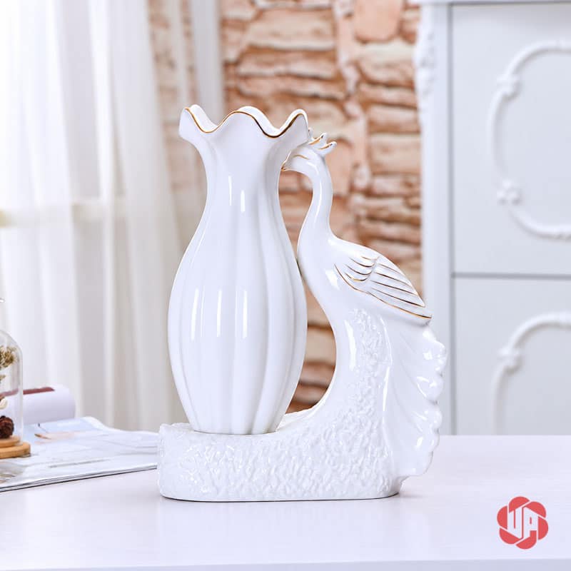 Bình Hoa Gốm Sứ Chim Công Hoa Hồng Trắng Viền Vàng BG030 Mặt sau bình hoa gốm sứ chim công BG030 với thân sứ trắng có gân dọc và cánh chim viền vàng.