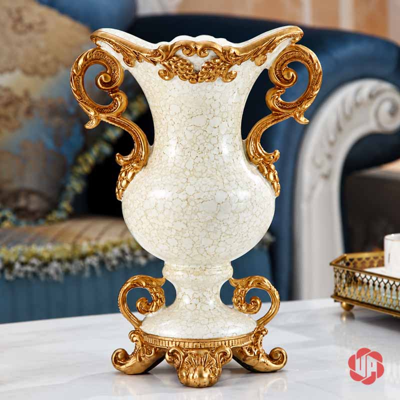 Bình Hoa Trang Trí Tân Cổ Điển Hai Quai Họa Tiết Hoa Hồng BG048 Mặt sau bình hoa trắng kem BG048 với bề mặt hiệu ứng vân rạn, hai quai ánh vàng và chân đế chạm nổi.
