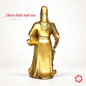 Mặt sau tượng Quan Công với nếp áo buông dài