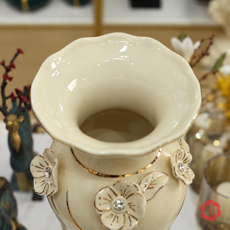 Bình Hoa Gốm Sứ Cao Cấp Hoa Đắp Nổi Trắng Vàng UP073 Góc chụp từ trên xuống của miệng bình hoa uốn sóng UP073