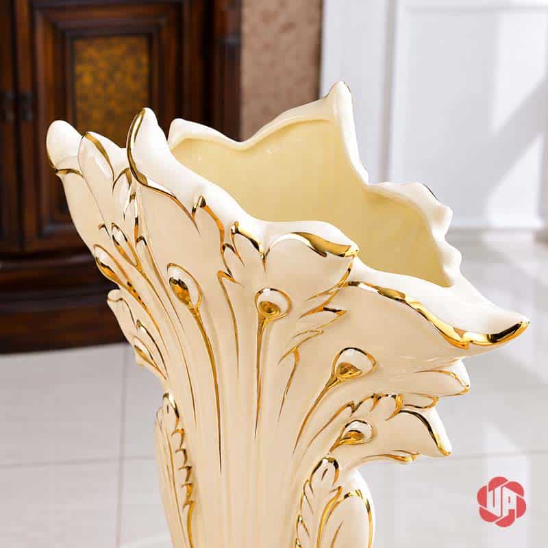 Bình Hoa Gốm Sứ Chim Công Trắng Viền Vàng Trang Trí Phòng Khách BG027 Miệng bình hoa gốm sứ chim công với các đường cong xòe rộng và viền trang trí ánh vàng.