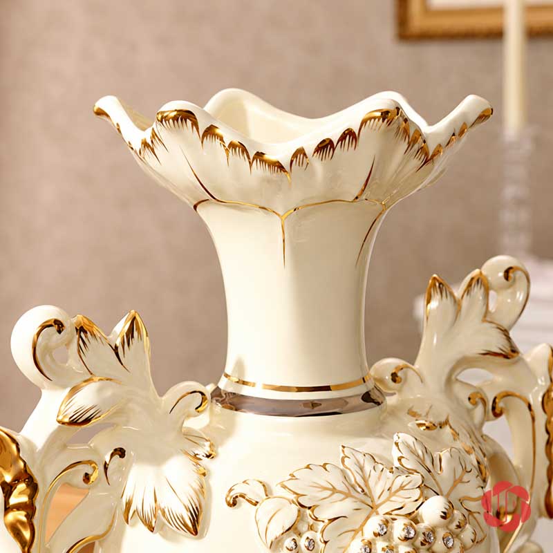 Bình Hoa Đẹp Để Phòng Khách Tân Cổ Điển Hai Quai UP074 Cận cảnh miệng bình gốm sứ UP074 dạng loe viền vàng uốn sóng