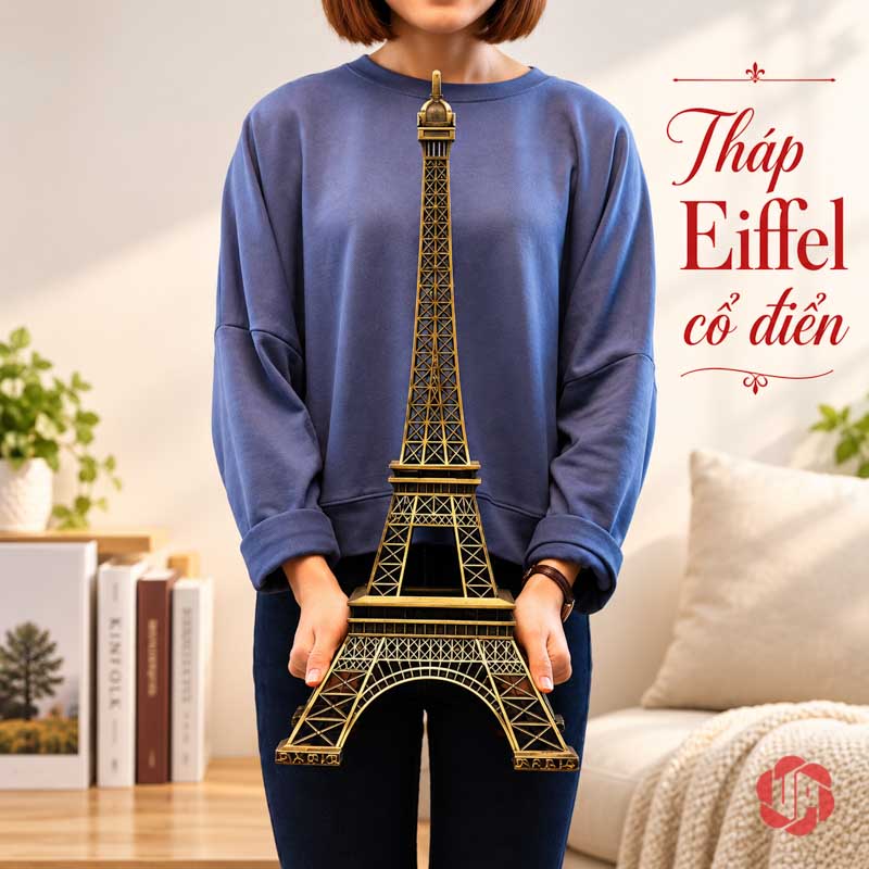Đồ Decor Nội Thất, Bộ Sưu Tập Mô Hình Kiến Trúc Thế Giới UPV002 Mô hình Eiffel được cầm thẳng trước người mặc áo xanh