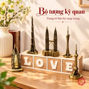 Nhóm mô hình kiến trúc màu đồng cổ bày cao thấp quanh chữ LOVE
