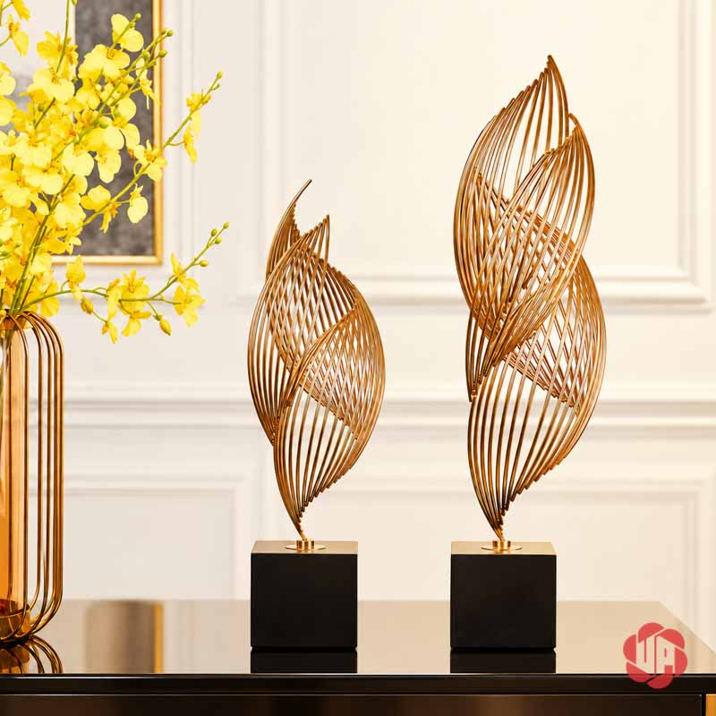 Ngọn Lửa Decor Trang Trí Ánh Vàng UP026 Ngọn lửa decor đế đen bày đôi cạnh bình hoa