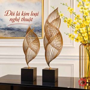 Ngọn lửa decor đế đen bày đôi cạnh cành hoa vàng