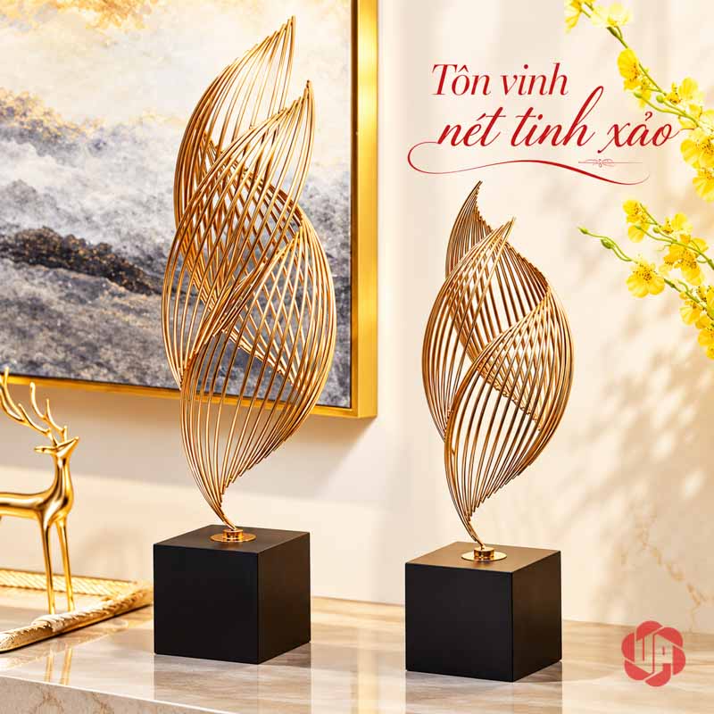 Ngọn Lửa Decor Trang Trí Ánh Vàng UP026 Ngọn lửa decor đế đen nhìn gần trên mặt bàn sáng