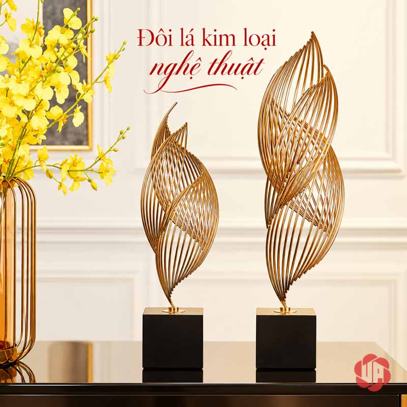 Ngọn Lửa Decor Trang Trí Ánh Vàng UP026 Ngọn lửa decor đế đen trước tường sáng và hoa vàng