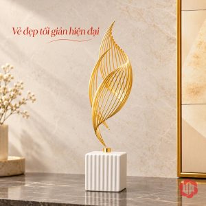 Ngọn lửa decor đế trắng trên mặt bàn vân xám