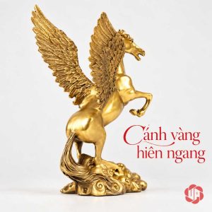 Ngựa có cánh nhìn chéo từ phía sau trên nền sáng