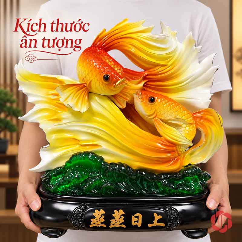 Tượng Trang Trí Phong Thủy Đôi Cá Koi May Mắn UPV081 Người cầm tượng đôi cá Koi phía trước thân