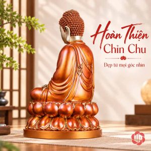 Tượng Phật ngồi đài sen nhìn sau ba phần tư, thấy rõ áo và đầu tóc xoăn