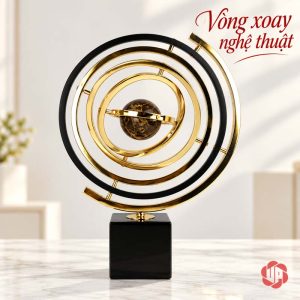 Quả cầu đá để bàn với các vòng đen vàng trên nền sáng
