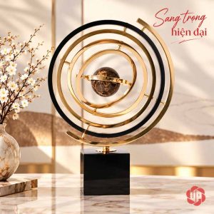 Quả cầu đá trang trí giữa các vòng ánh vàng trong phòng ấm