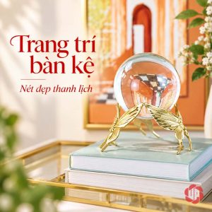 Quả cầu pha lê chân bướm trên sách trong khay vàng