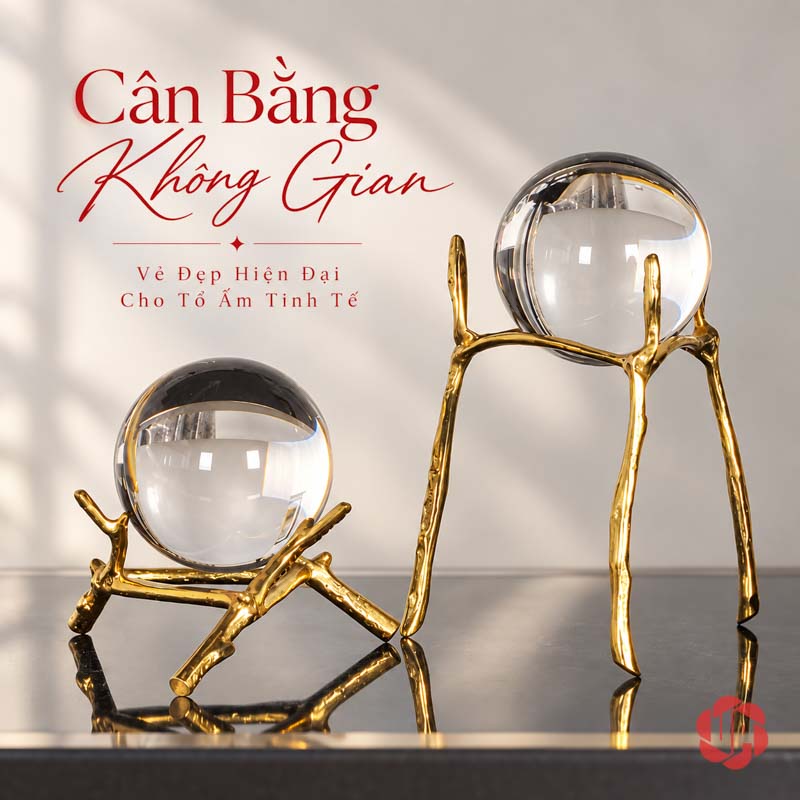 Quả Cầu Thủy Tinh Trang Trí Chân Đồng Cành Cây UP014 Quả cầu pha lê chân cành cây nhìn gần trên mặt bàn tối
