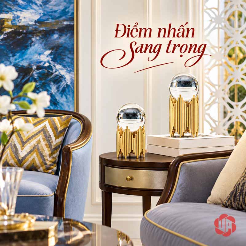 Quả Cầu Thủy Tinh Phong Thủy Chân Trụ Ánh Vàng UP017 Quả cầu pha lê chân trụ trên bàn nhỏ bên ghế
