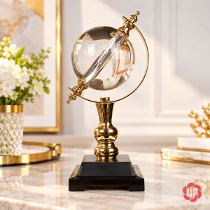 Quả cầu pha lê trong suốt trên khung vàng và đế đen phân tầng