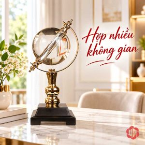 Quả cầu pha lê khung vàng trên bàn phòng khách sáng