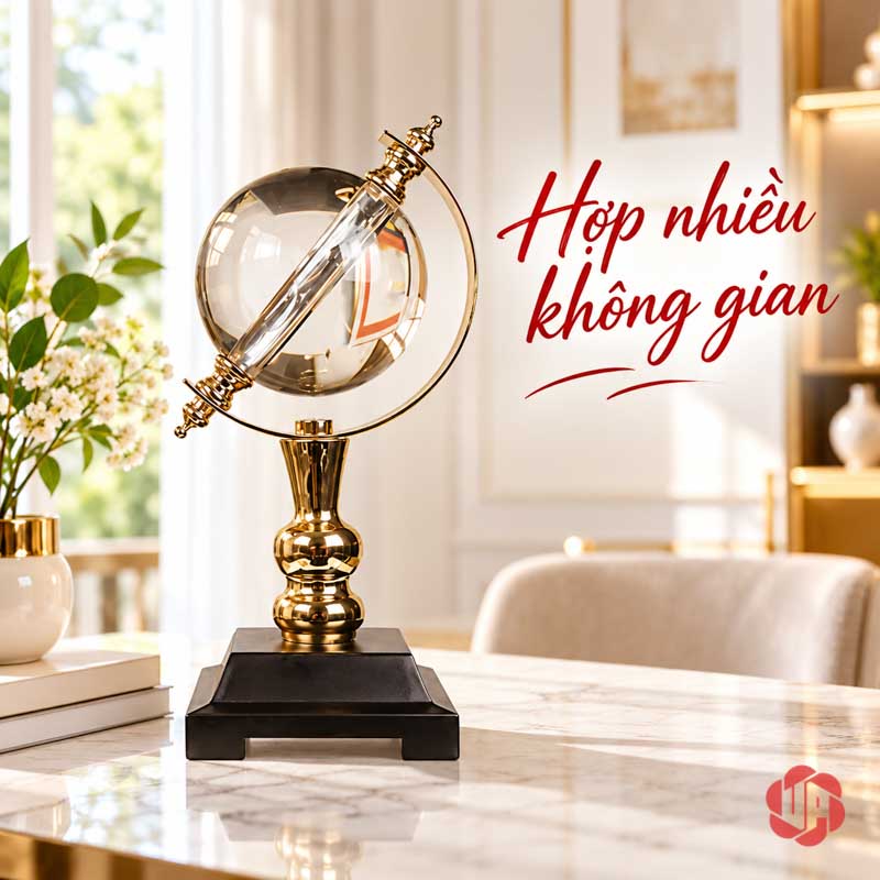 Quả Cầu Pha Lê Phong Thủy Đế Đen UPV010 Quả cầu pha lê khung vàng trên bàn phòng khách sáng