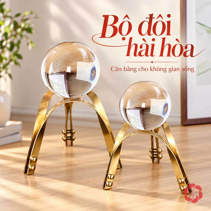 Quả Cầu Pha Lê Phong Thủy Chân Vòm Ánh Vàng UP012 Quả cầu pha lê phong thủy hai cỡ trên mặt bàn gỗ sáng