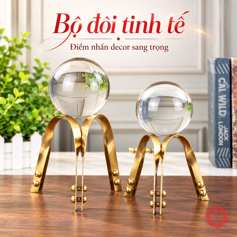 Quả Cầu Pha Lê Phong Thủy Chân Vòm Ánh Vàng UP012 Quả cầu pha lê phong thủy hai cỡ trước nền tường sáng