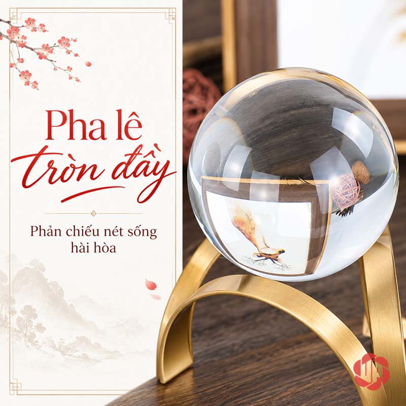 Quả Cầu Pha Lê Phong Thủy Chân Vòm Ánh Vàng UP012 Quả cầu pha lê phong thủy nhìn gần bề mặt phản chiếu