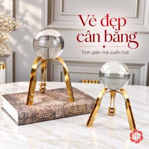 Quả cầu pha lê phong thủy phối hai cỡ bên sách
