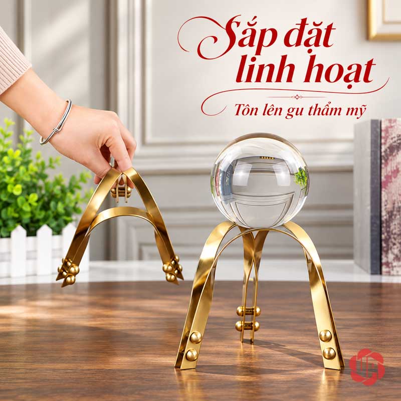 Quả Cầu Pha Lê Phong Thủy Chân Vòm Ánh Vàng UP012 Quả cầu pha lê phong thủy với thao tác nhấc riêng chân đỡ