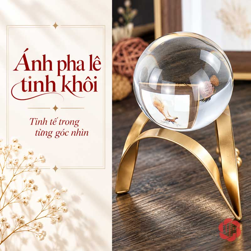 Quả Cầu Pha Lê Phong Thủy Chân Vòm Ánh Vàng UP012 Quả cầu phong thủy chân vòm nhìn chéo trên mặt gỗ