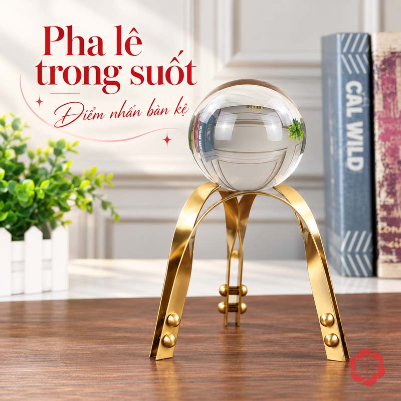 Quả Cầu Pha Lê Phong Thủy Chân Vòm Ánh Vàng UP012 Quả cầu phong thủy để bàn bên cây xanh và sách