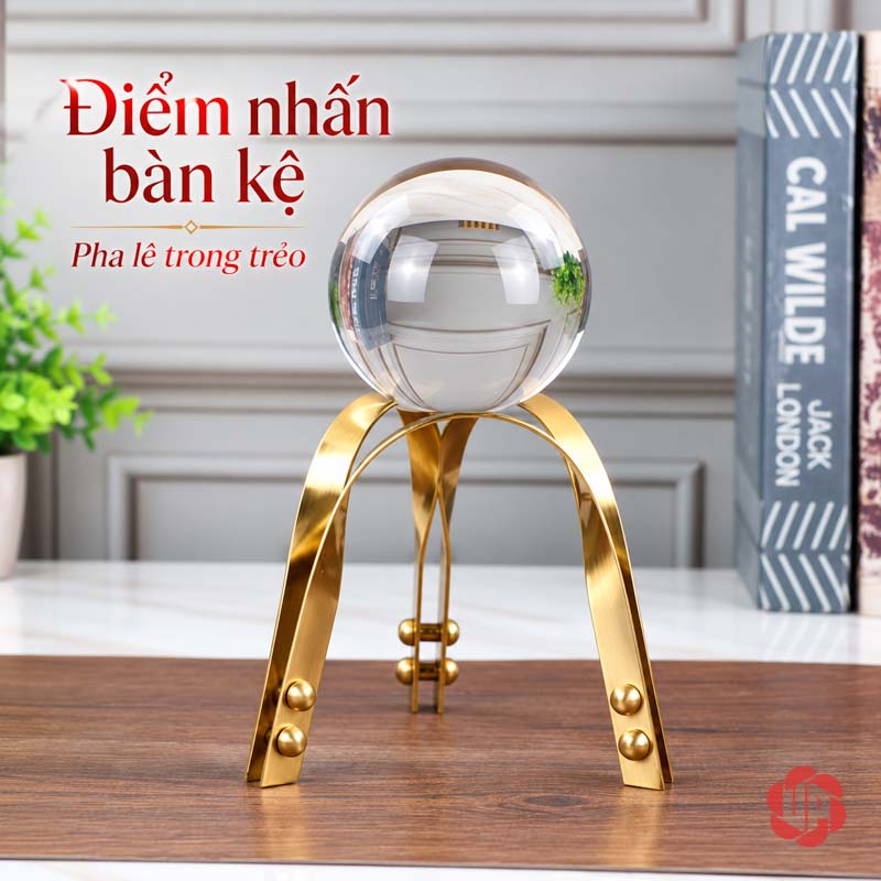 Quả Cầu Pha Lê Phong Thủy Chân Vòm Ánh Vàng UP012 Quả cầu phong thủy để bàn với chân vòm vàng trên nền gỗ