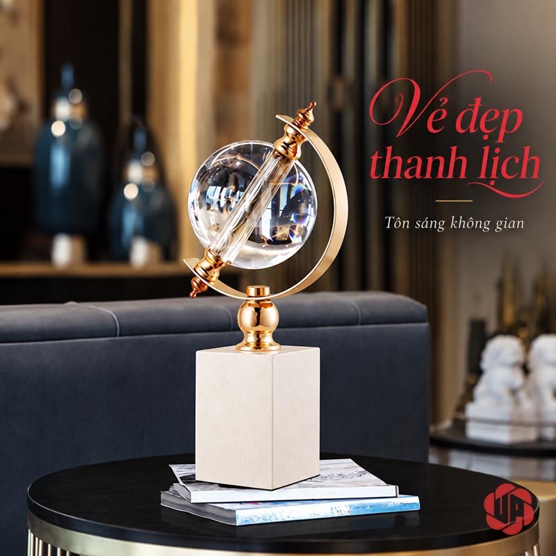 Quả Cầu Thủy Tinh Để Bàn Đế Đá Trắng UPV010-T Quả cầu thủy tinh trên sách ở bàn tròn cạnh sofa